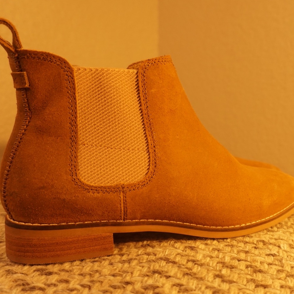 Toms light brown booties. Gently used. Women’s size (7.5). Comfy for fall.